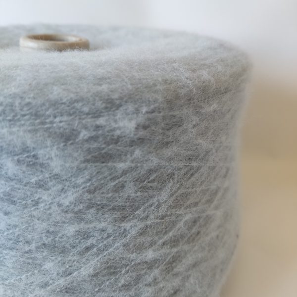 Pūkuoti pusvilnės mezgimo siūlai