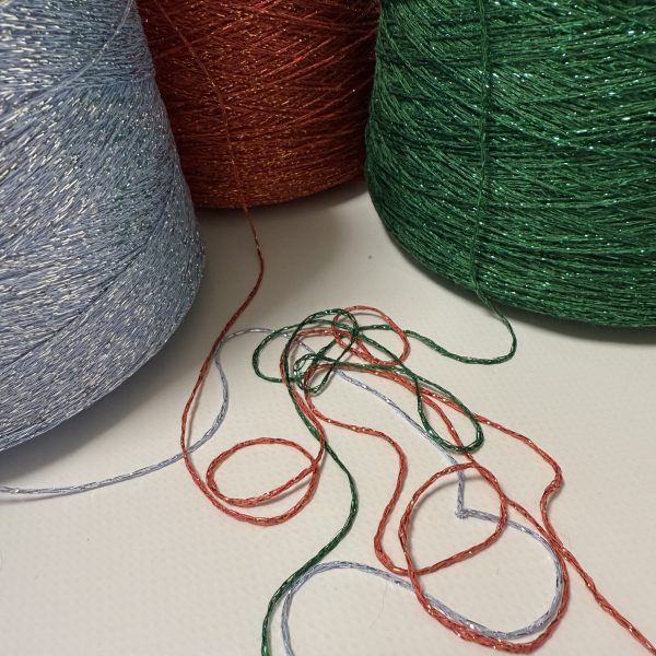 Viskozės mezgimo siūlai su metalizuotu poliesteriu