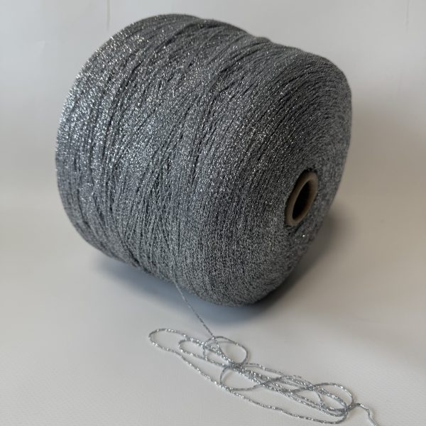 Viskozės mezgimo siūlai su metalizuotu poliesteriu
