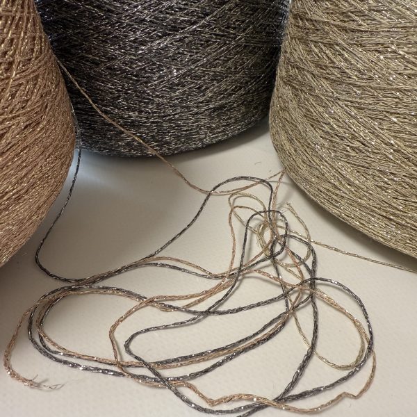 Viskozės mezgimo siūlai su metalizuotu poliesteriu