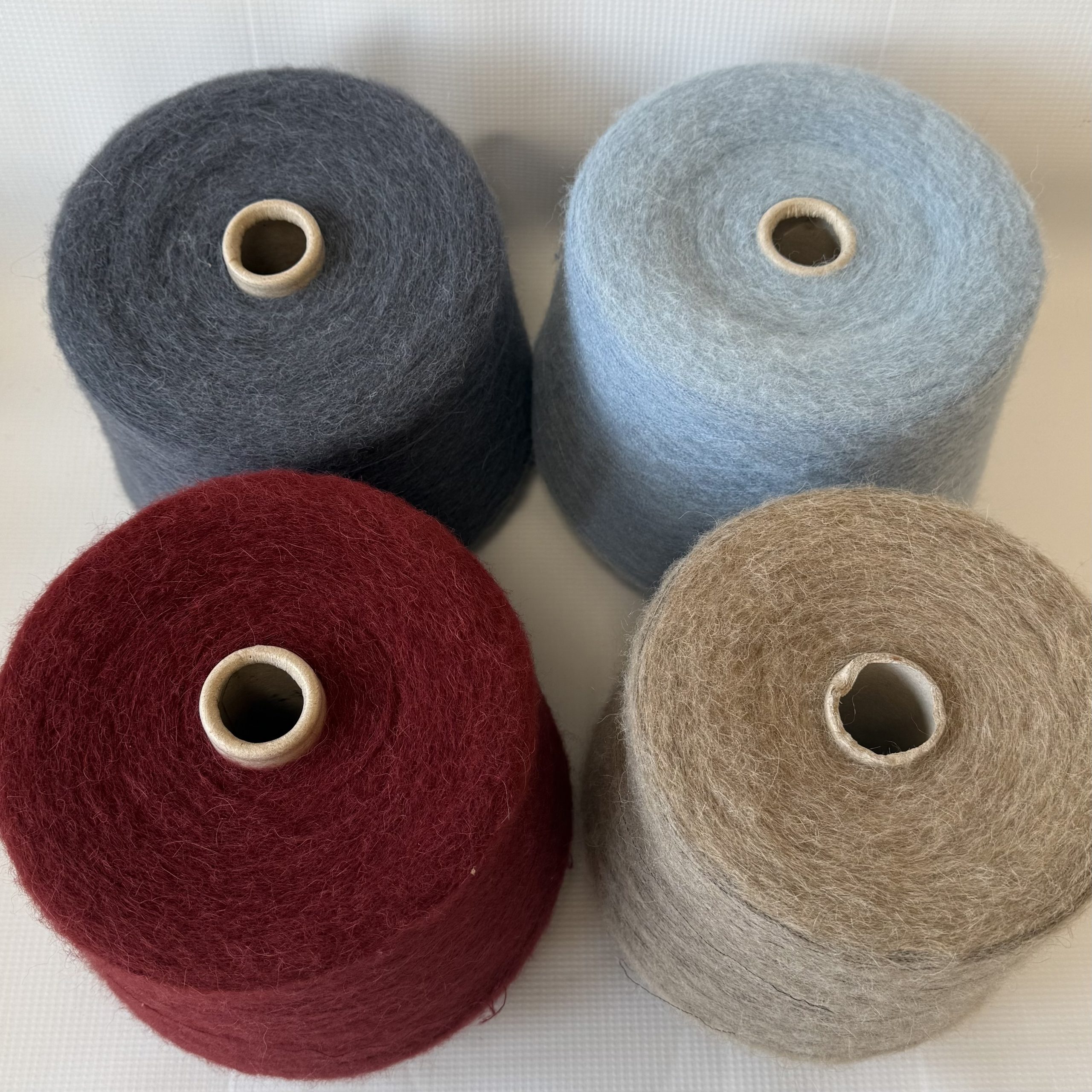 Baby alpakos vilnos mezgimo siūlai su merino vilna ir poliamidu