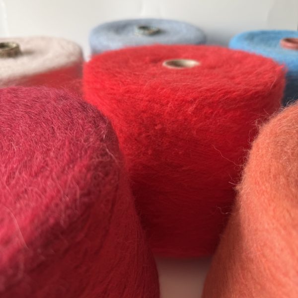 Alpakos vilnos mezgimo siūlai su akrilanu ir poliamidu