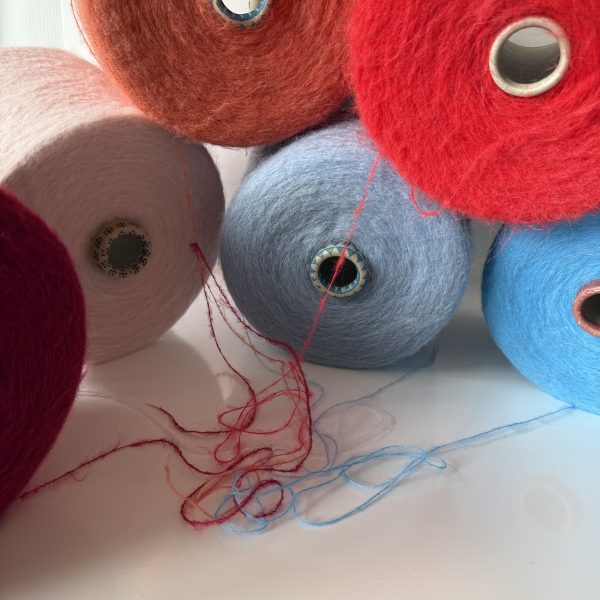 Alpakos vilnos mezgimo siūlai su akrilanu ir poliamidu