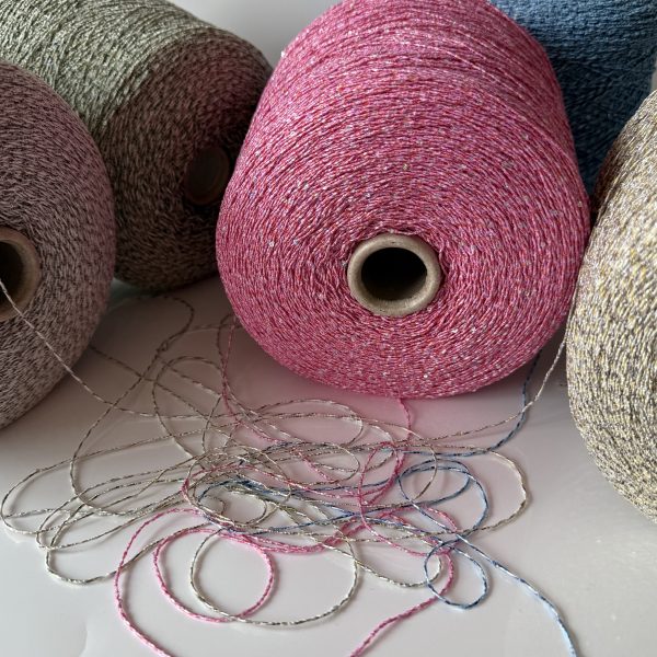Medvilnės mezgimo siūlai su viskoze, poliamidu ir žvyneliais