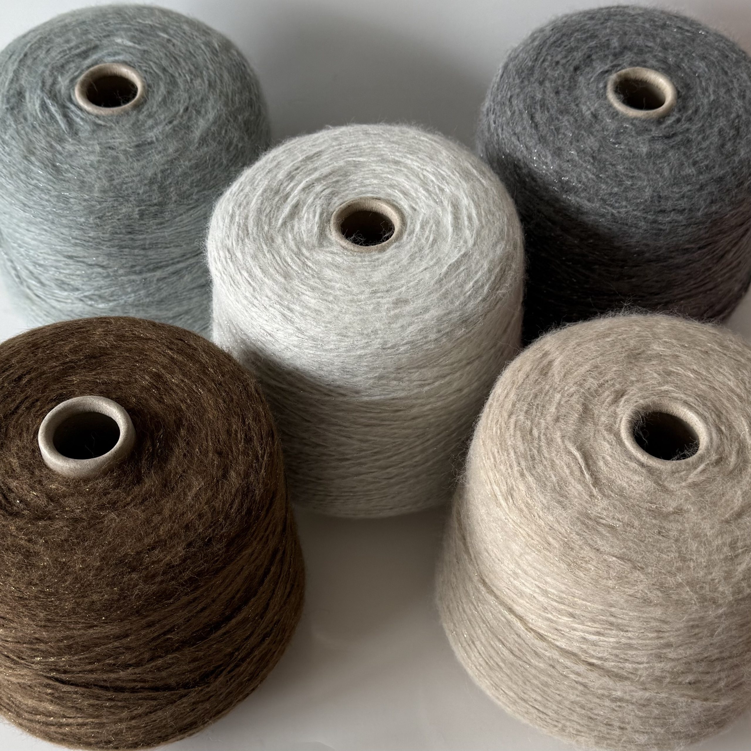 Merino vilnos mezgimo siūlai su baby alpakos vilna, poliamidu, akrilanu ir liureksu