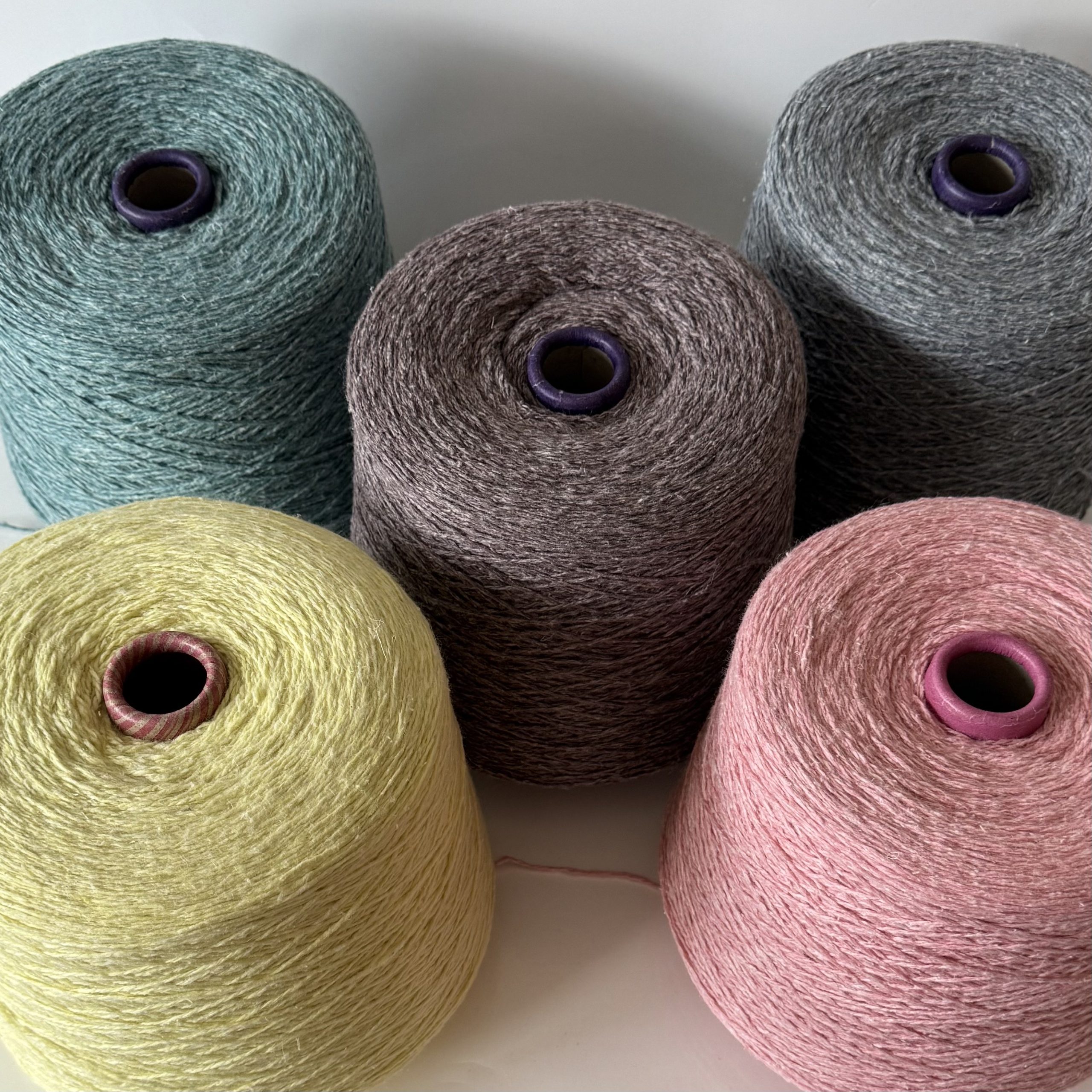 Merino vilnos mezgimo siūlai su buretiniu šilku ir linu