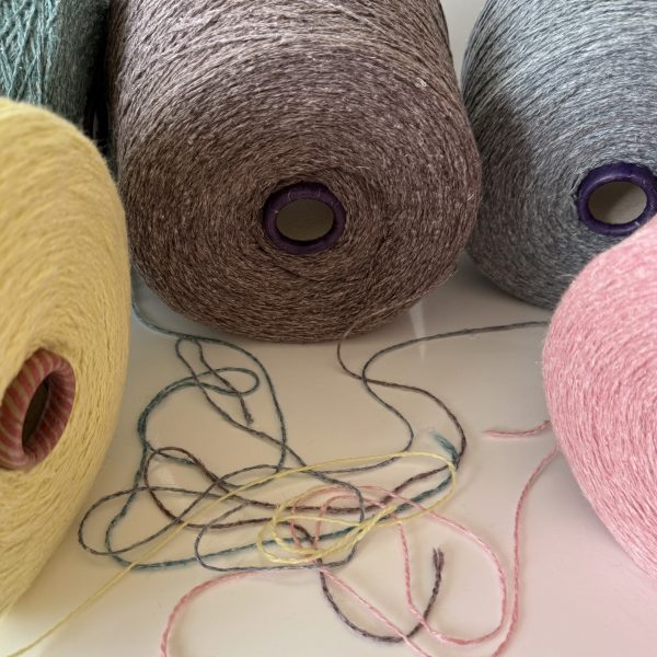 Merino vilnos mezgimo siūlai su buretiniu šilku ir linu