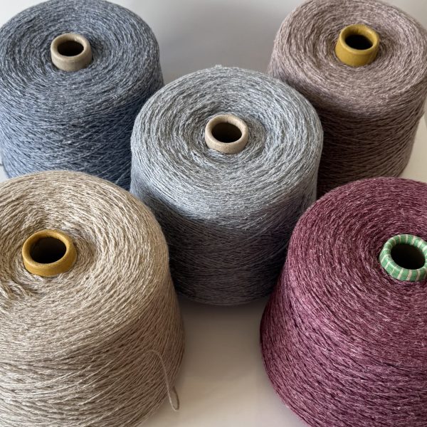 Merino vilnos mezgimo siūlai su buretiniu šilku ir linu