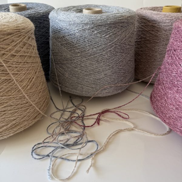 Merino vilnos mezgimo siūlai su buretiniu šilku ir linu