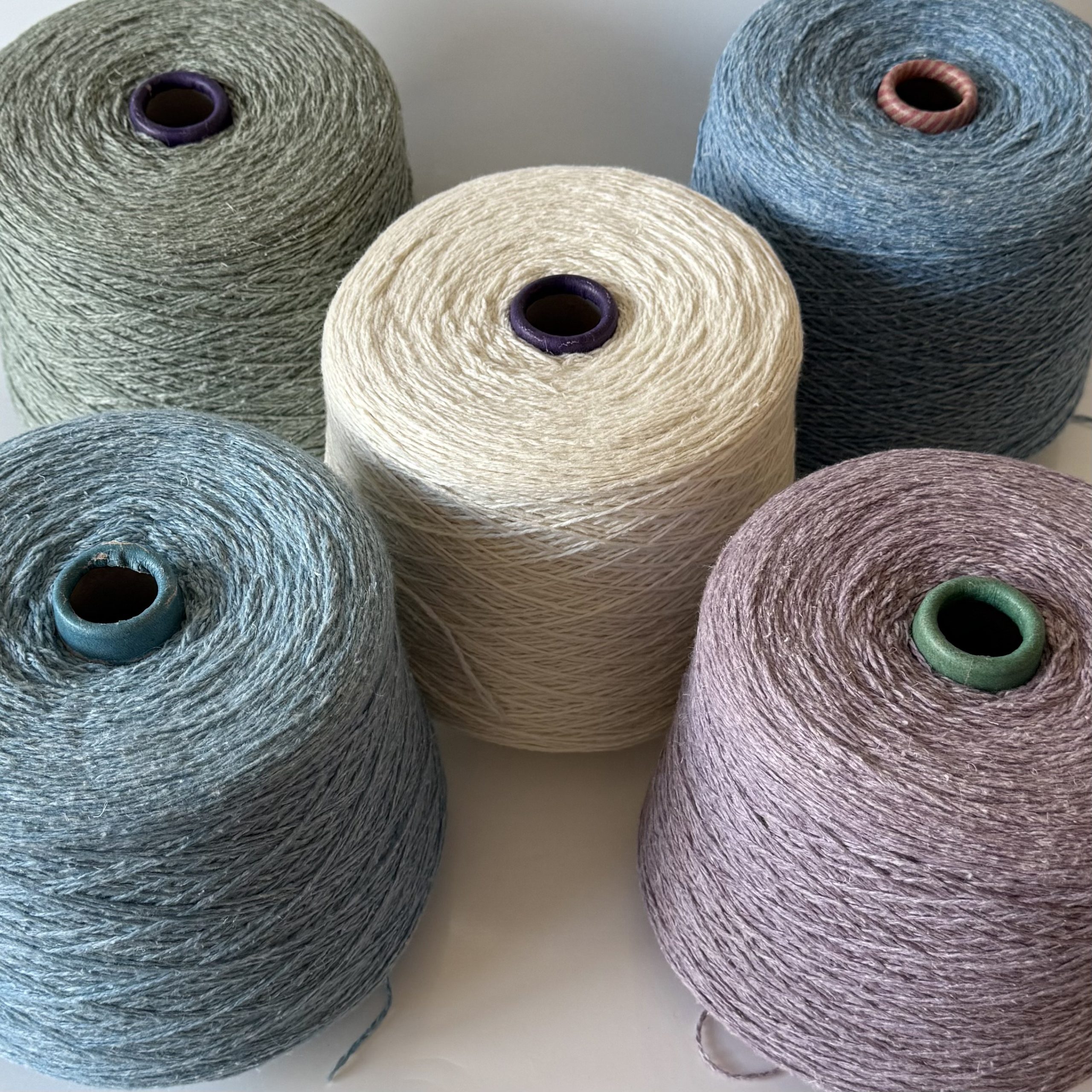 Merino vilnos mezgimo siūlai su buretiniu šilku ir linu