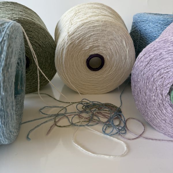 Merino vilnos mezgimo siūlai su buretiniu šilku ir linu