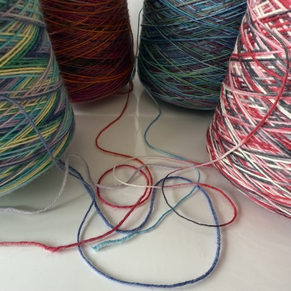 Merino vilnos mezgimo siūlai su poliamidu (kojinių siūlai)