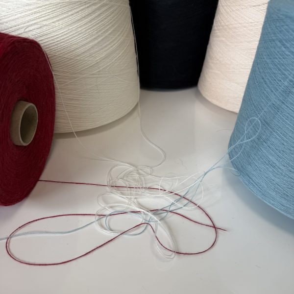 Medvilnės mezgimo siūlai su vilna