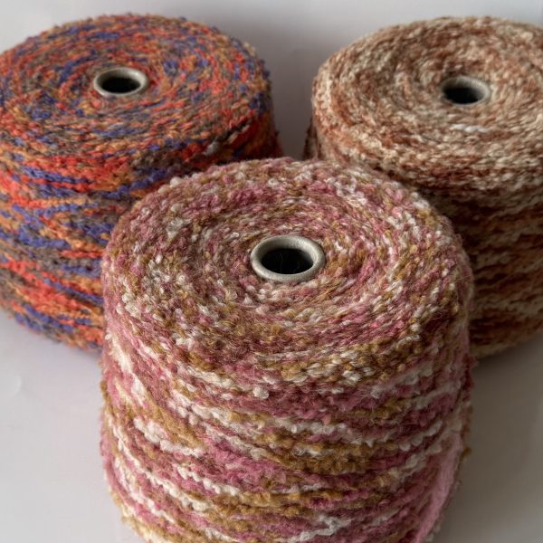 Melanžiniai merino vilnos bukle mezgimo siūlai su alpakos vilna, akrilanu, poliamidu
