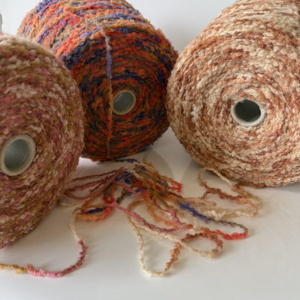 Melanžiniai merino vilnos bukle mezgimo siūlai su alpakos vilna, akrilanu, poliamidu