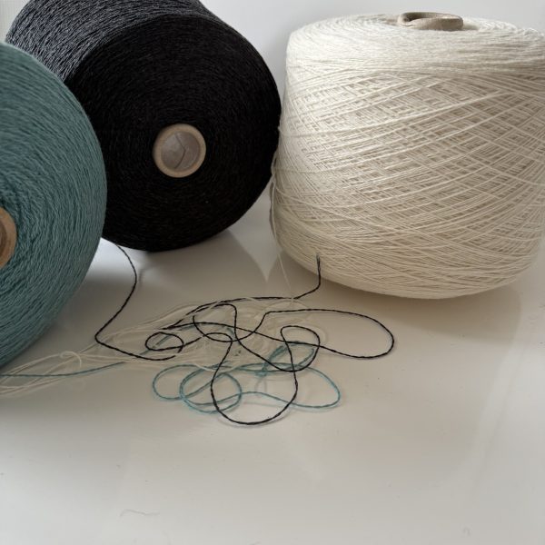 Vilnos mezgimo siūlai su poliamidu