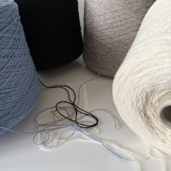 Vilnos mezgimo siūlai su poliamidu