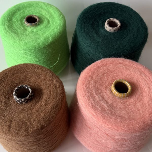 Alpakos vilnos mezgimo siūlai su akrilanu ir poliamidu