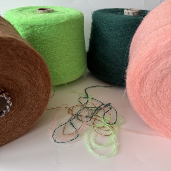 Alpakos vilnos mezgimo siūlai su akrilanu ir poliamidu