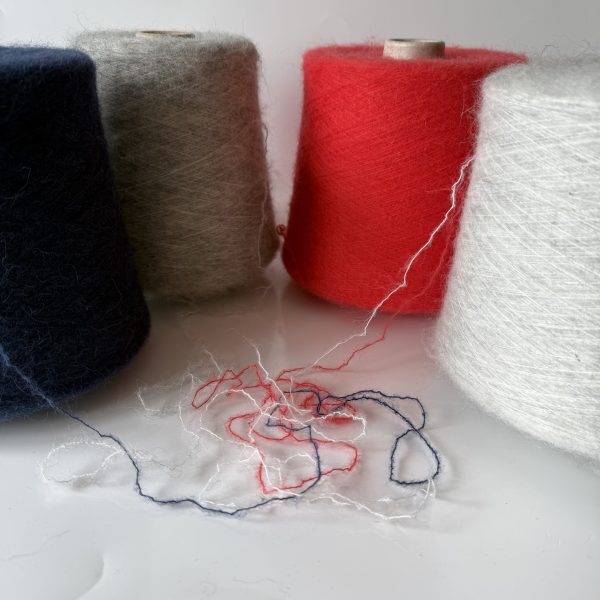 Baby alpakos vilnos mezgimo siūlai su merino vilna, poliamidu, elastanu