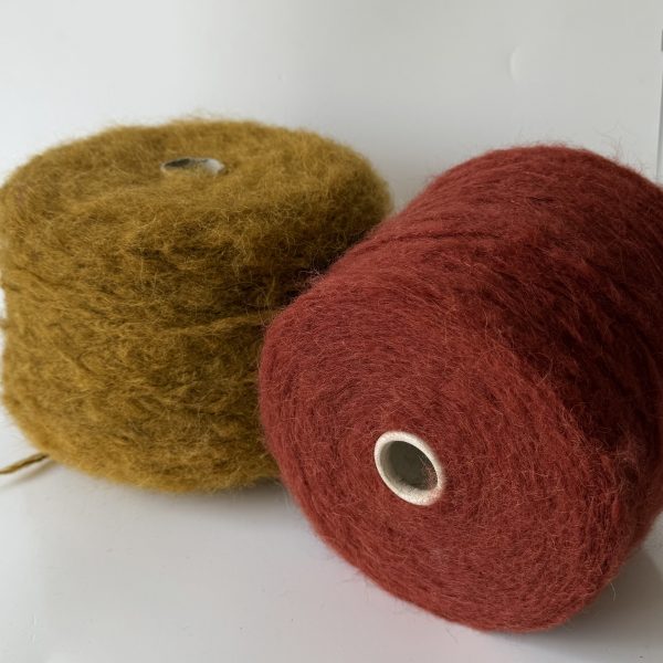 Alpakos vilnos mezgimo siūlai su akrilanu ir poliamidu