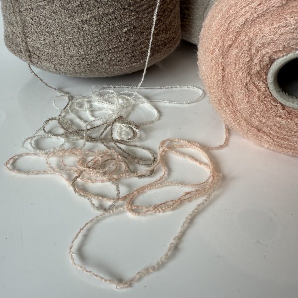 Merino vilnos bukle mezgimo siūlai su poliamidu ir akrilanu