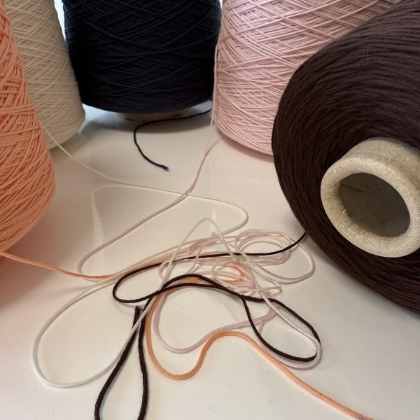 Medvilnės mezgimo siūlai su poliamidu