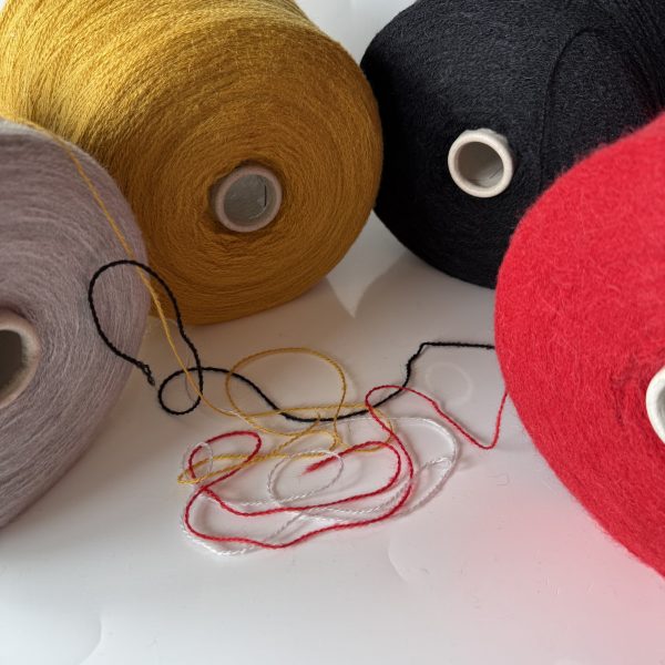 Superfine alpakos vilnos mezgimo siūlai su vilna ir akrilanu