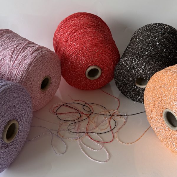 Medvilnės mezgimo siūlai su viskoze, poliamidu ir žvyneliais