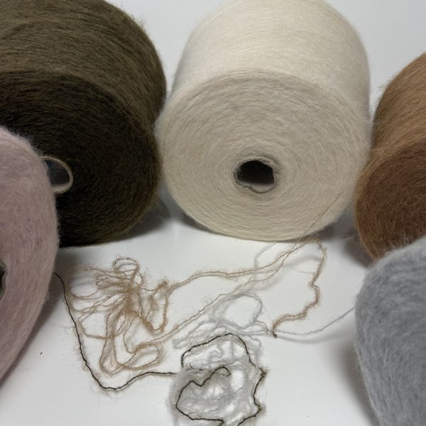 Merino vilnos mezgimo siūlai su poliakrilu, poliamidu ir elastanu