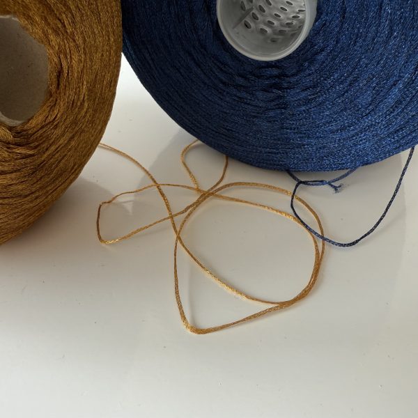 Poliamido (100%) mezgimo siūlai