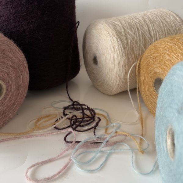 Baby alpakos vilnos mezgimo siūlai su merino vilna ir poliamidu