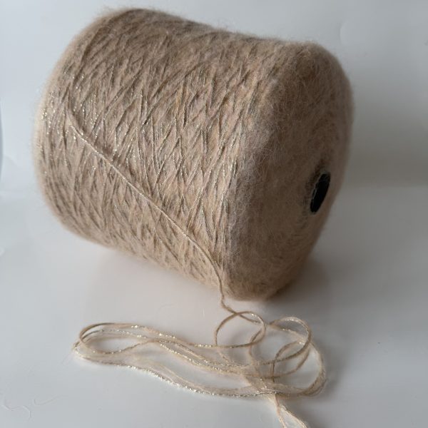 Moheros mezgimo siūlai su viskoze, akrilanu, poliamidu ir blizgiu poliesteriu