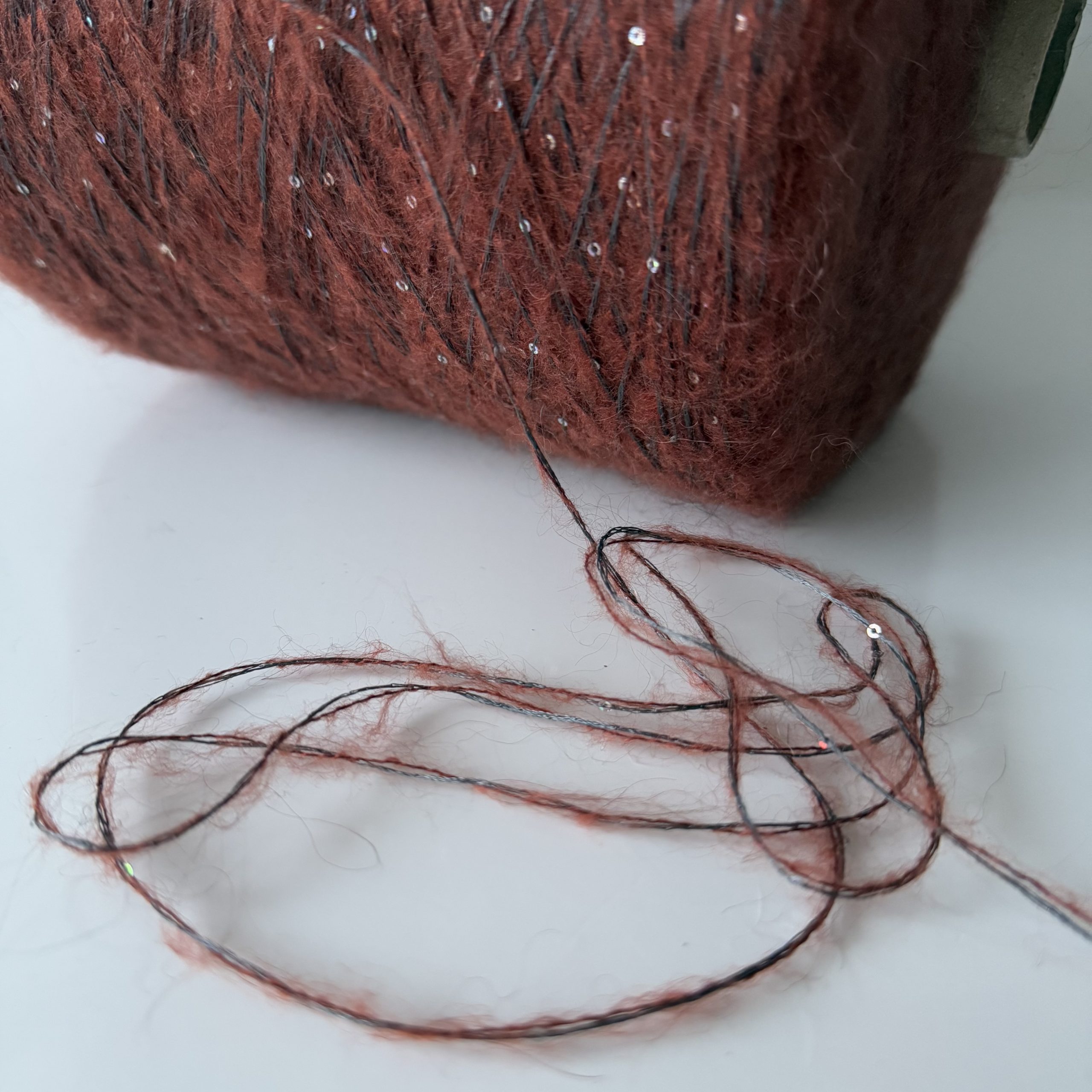 Moheros mezgimo siūlai su akrilanu, poliamidu ir poliesteriu su žvyneliais - Image 3