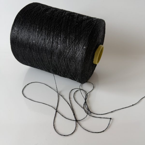 Poliesterio mezgimo siūlai su žvyneliais