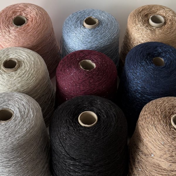 Medvilnės mezgimo siūlai su poliesteriu ir žvyneliais