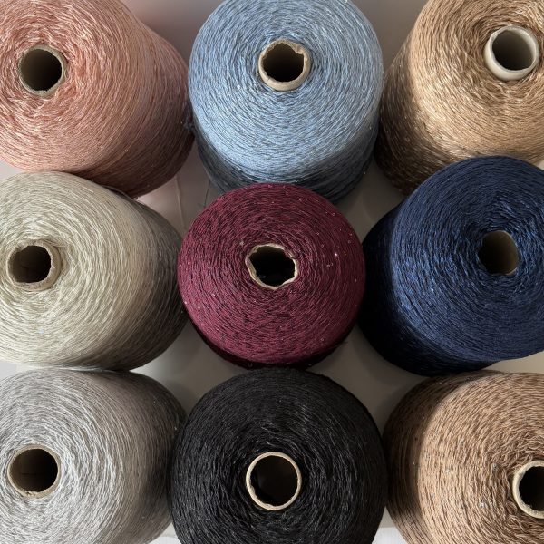 Medvilnės mezgimo siūlai su poliesteriu ir žvyneliais