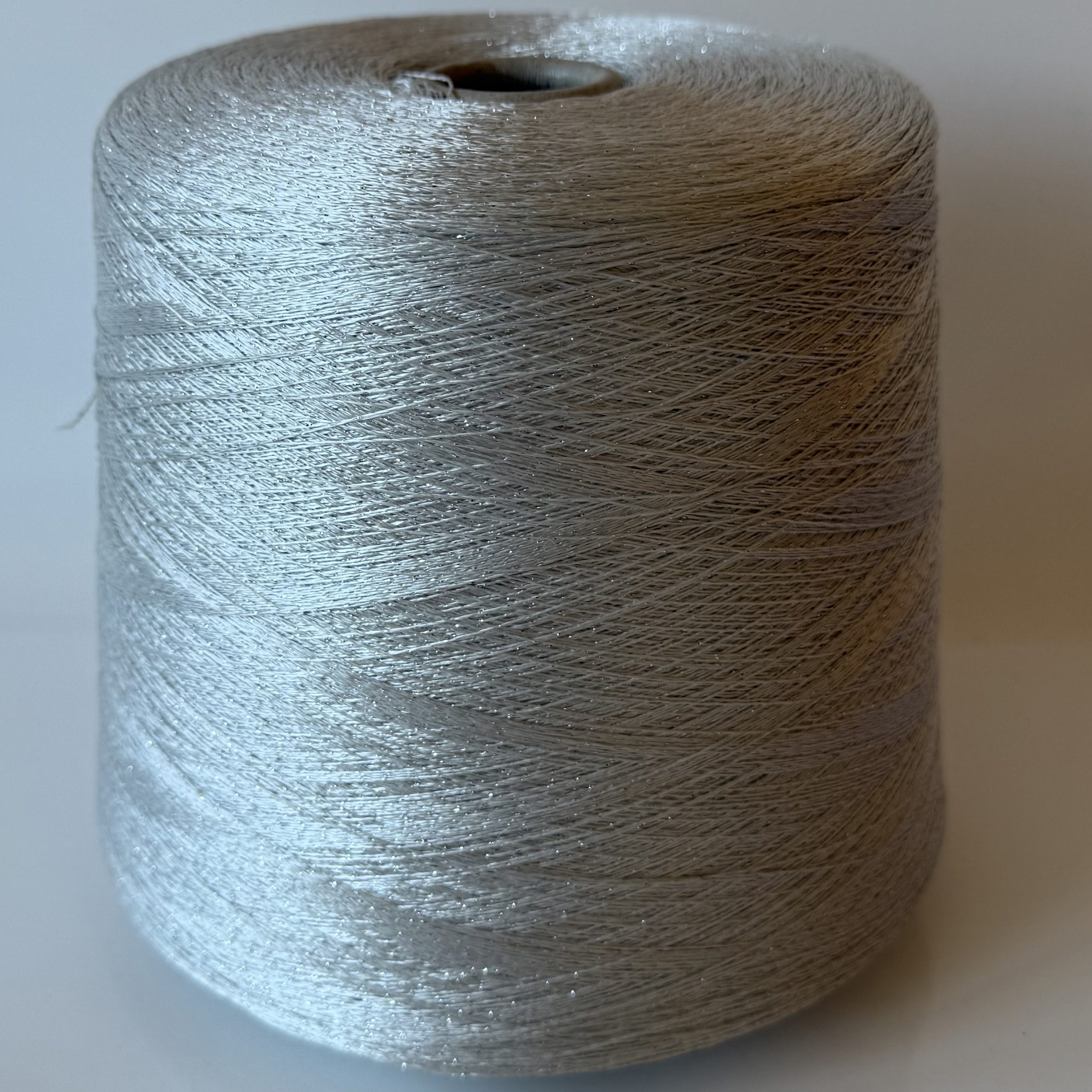 Viskozės mezgimo siūlai su blizgiu poliesteriu