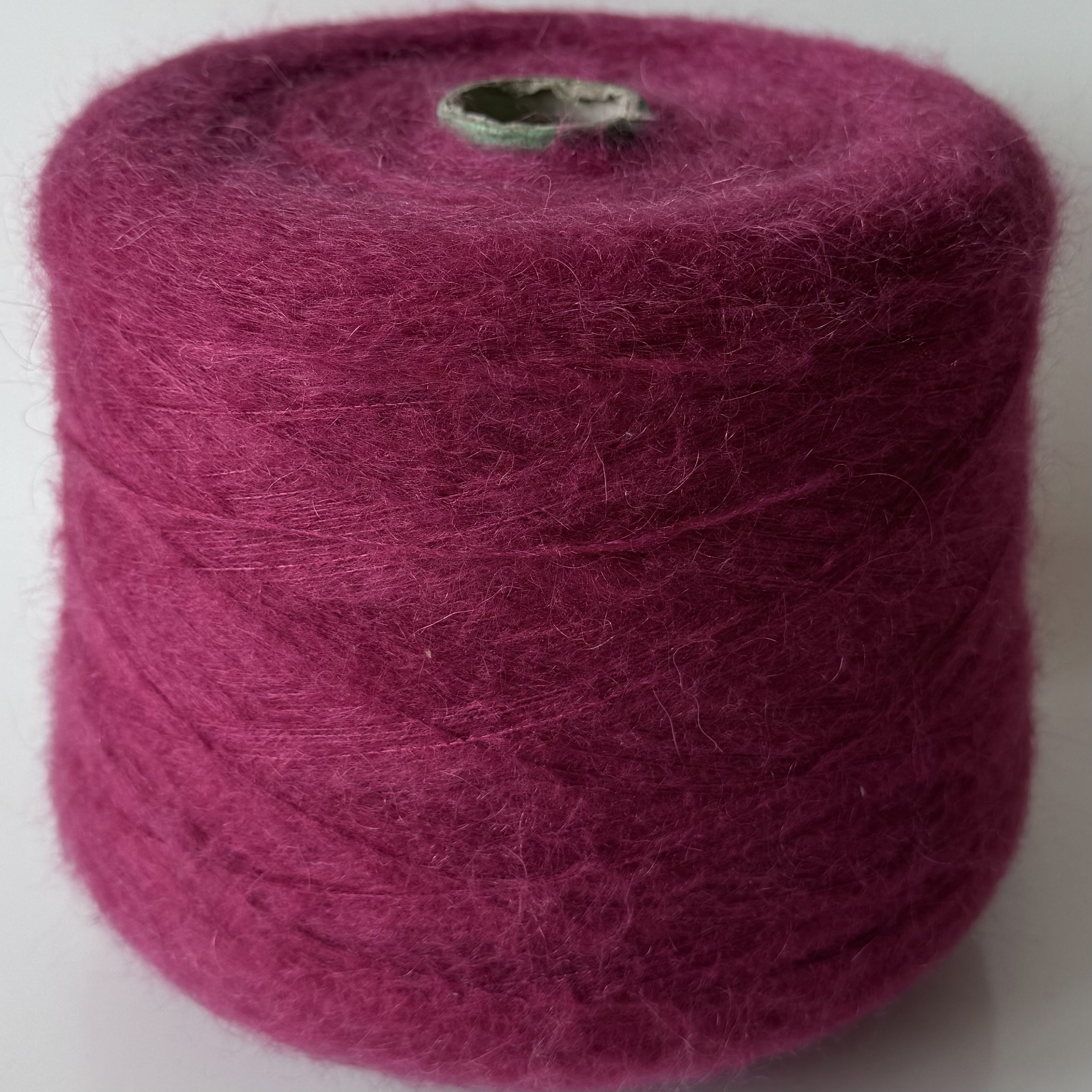 Moheros mezgimo siūlai su poliamidu ir akrilanu