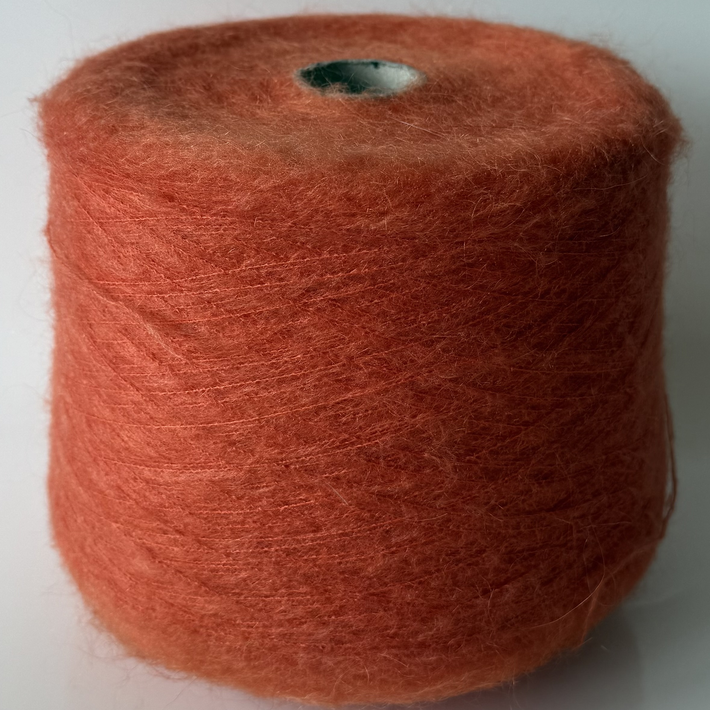 Moheros mezgimo siūlai su poliamidu ir akrilanu